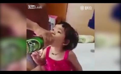 اب “مجنون” يسقي طفلته الرضيعة “بيرة.. شاهد ردة فعلها..