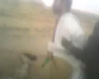 فيديو: قتل احد الأشخاص امام اهله في منطقة الحدأ لاتهامه بأنه بلطجي