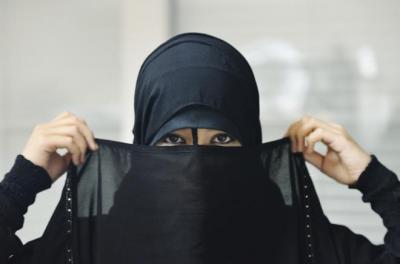 ايراني يكسب قضية ضد فتاة سعودية بـ 14 الف دولار