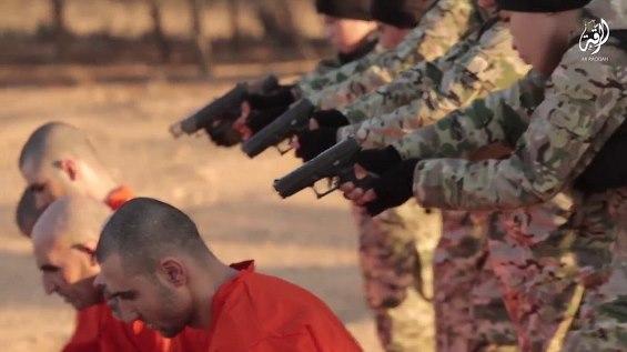 جديد التنظيم..  بالفيديو والصور: أطفال داعش يعدمون 5 أسرى في الرقة السورية