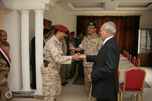 الرئيس السابق صالح يلتقي بعدد من الضباط الذين انضموا إلى الساحات عام ٢٠١١م ويعتذرون له (صور)