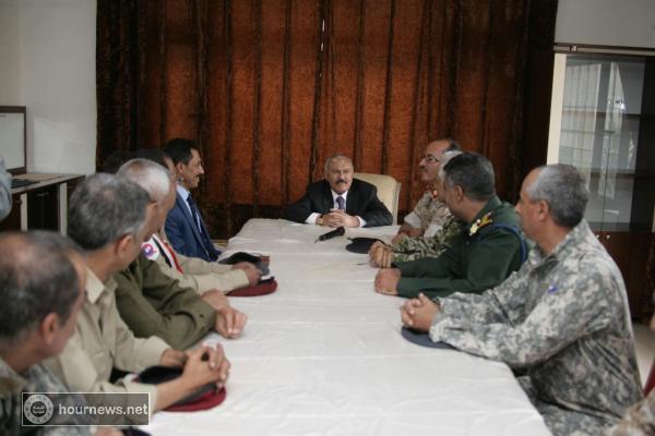 الرئيس السابق صالح يلتقي بعدد من الضباط الذين انضموا إلى الساحات عام ٢٠١١م ويعتذرون له (صور) الرئيس السابق صالح يلتقي بعدد من الضباط الذين انضموا إلى الساحات عام ٢٠١١م ويعتذرون له (صور)