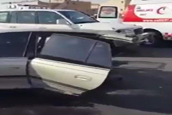 فيديو: انشطار سيارة واحتجاز سائق أخرى بسبب السرعة في حادث شنيع بالرياض