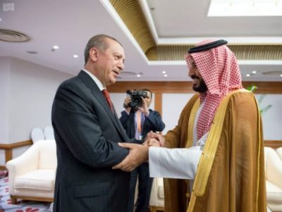 بالصور.. عناق حار بين ولي ولي العهد والرئيس التركي فى الصين