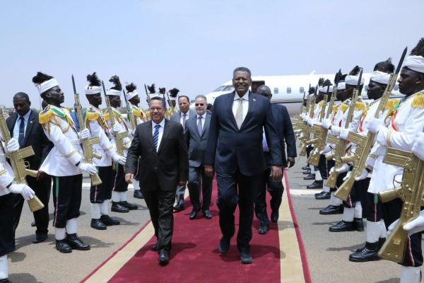 رئيس الحكومة "بن دغر" يكشف سبب ذهابه والوفد المرافق له إلى السودان (صورة)