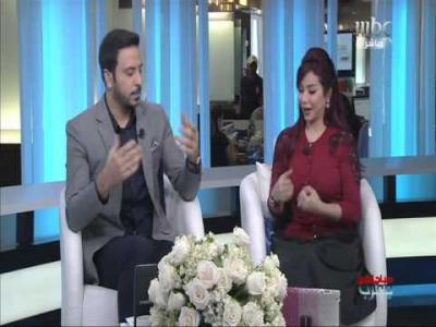 شاهد بالفيديو.. مذيعة العربية تتعرض لموقف محرج لحظة بدء برنامجها على الهواء..وغطت وجهها!!