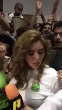 الجماهير السعودية تتحرش بمذيعة MBC سارة عبدالعزيز! «فيديو»