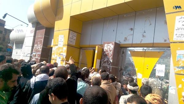 هام: أزمة حادة بصنعاء ومراكز البريد تغلق ابوابها أمام المواطنين منذ صباح امس الاربعاء.. لهذا السبب !!