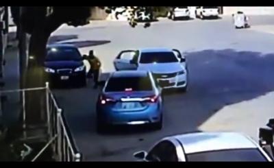 سعودي بتعرض لمحاولة سطو بطريقة هوليودية في وضح النهار بالرياض “فيديو”