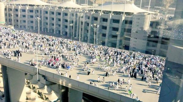 بالصور: الحجاج يتوجهون إلى منى لرمي الجمرة الكبرى في أول أيام عيد الأضحى