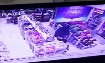 فيديو: سعودية منتقبة تسرق أساور ذهبية من يد طفلة
