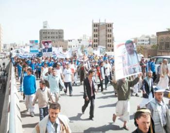 انقسام في ساحات التغيير في اليمن بين "الحسم الثوري" و"التسوية السياسية"
