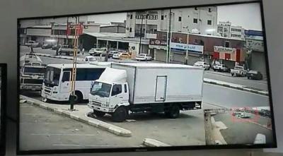 فيديو: كاميرا مراقبة ترصد حادث دهس مروع لمقيم في جازان