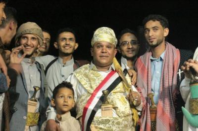 عريس يمني يكسر العادات التقليدية للأعراس ويرتدي هذا الزي !!