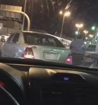 سعودي يلطم مصري .. وتندلع مضاربة بينهما .. والسبب!! (فيديو)