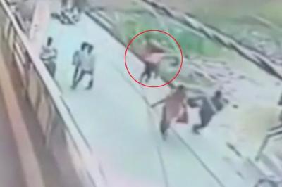 كاميرا مراقبة ترصد جريمة بشعة.. طعن حبيبته 22 طعنة ثمّ ألقى على رأسها حجراً ضخماً فقتلها والمارة يتفرجون!!