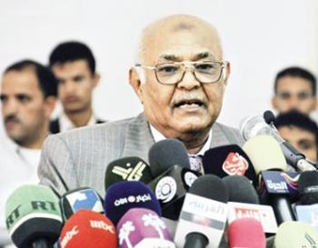 باسندوة للخليج: الوضع السياسي الحالي المتوتر في صنعاء يفرض على الرئيس علي عبدالله صالح اتخاذ قرار سريع للخروج
