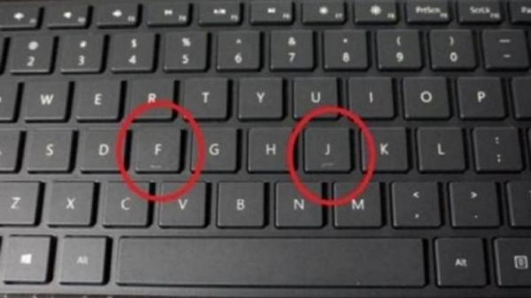 لماذا يوجد خطّ تحت حرفي "J" و"F" في لوحة مفاتيح الكمبيوتر؟