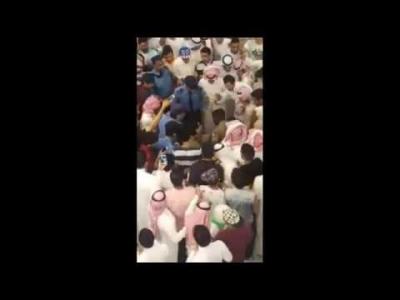 تحرش بفتاة داخل مول تجاري بالسعودية فلم ينقذه إلا رجال الأمن (فيديو)