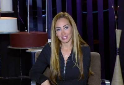 المذيعة المصرية ريهام سعيد تتعرض لموقف محرج على الهواء مباشرة إثر سقوط شعرها المستعار