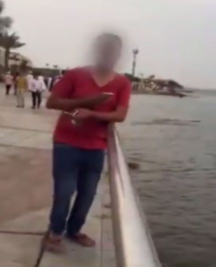 بالفيديو: فتاة سعودية تخوف شاب قام بـ "معاكستها" وتهدد بفرشه