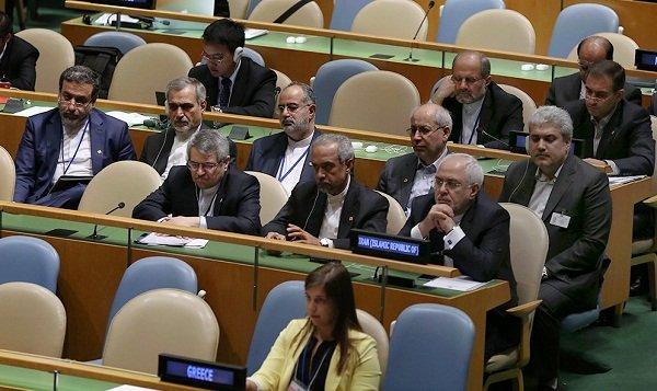 بالصور: الرئيس الإيراني يتحدث إلى مقاعد فارغة بعد مغادرة زعماء العالم أثناء إلقاء كلمته