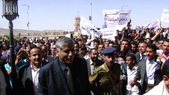 انسحبوا من اجتماع الوزير احتجاج على تصريحات مناطقية ضد أبناء تعز وإب  احتجاجات غاضبة تستقبل وزير التعليم العالي ومحافظ المحافظة بجامعة ذمار