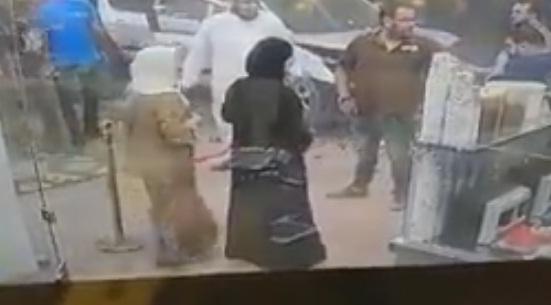 بالفيديو: سيارة تقتحم محلاً تجارياً بالاردن.. شاهد ماذا حصل لشابين كانا يجلسان بمقاعد الانتظار
