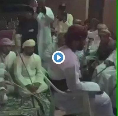 إحدى قبائل سلطنة عمان ينهالون على العروس بالضرب بالخيزران إثر الصداق “فيديو”