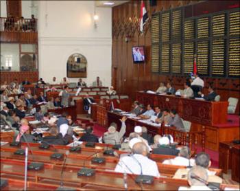 بعد رفض مطالب "أمير القاعدة" في رداع بإطلاق 400 معتقل: "امتحان الحصانة" في البرلمان اليمني اليوم
