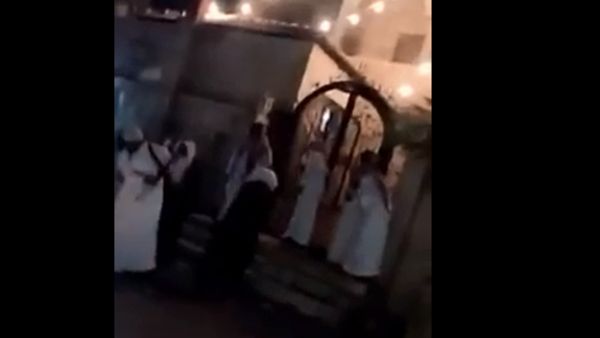 شاهد بالسعودية.. أطلق الرصاص ابتهاجا فطار “عقال” العريس ونجا بأعجوبة