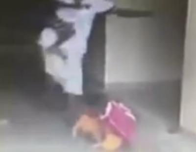 رجل يهاجم طفلاً بوحشية بعدما ظنّ أنه ضرب ابنه (فيديو)