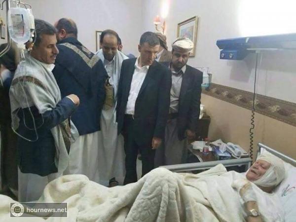 شاهد بالصورة: الشيخ دويد يرقد في المستشفى جراء اصابته في القصف الذي استهدف القاعة الكبرى بصنعاء