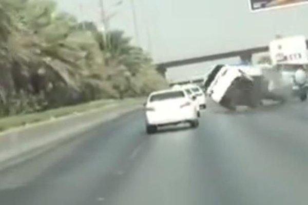 تفاصيل حادث وقع في الرياض لثلاث سيارات.. والمرور يكشف معلومات عن المتسبب فيه