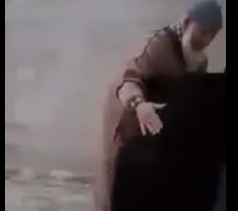 شاهد فيديو.. عجوز يتحرش بامرأة ويحاول اغتصابها وهذا ما فعلته به!!