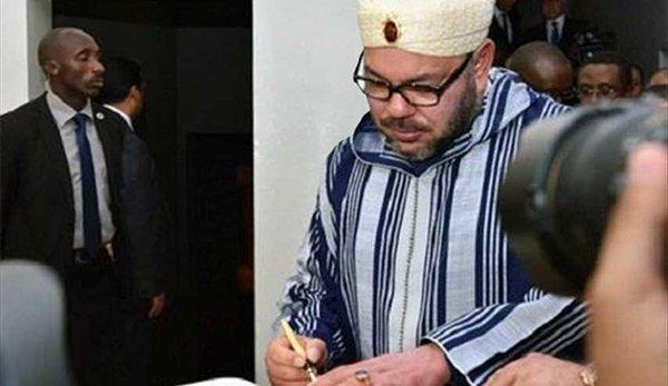 شاهد بالصورة: خط ملك المغرب يثير دهشة المتابعين!