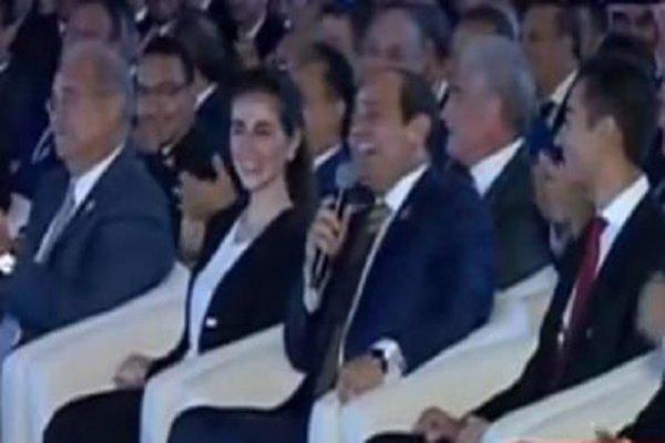فيديو: السيسي يواجه موقف محرج في افتتاح حفل أثناء انتظار تلاوة القرآن.. ويلطف الأجواء بمزحة