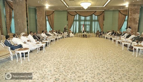 الفريق علي محسن يستسلم لأنباء اقالته من منصبه ويقوم بهذا العمل !!