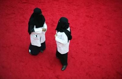 صحيفة امريكية تكشف عن تواصل 6 الاف سعودية معها.. لينثرن همومهن