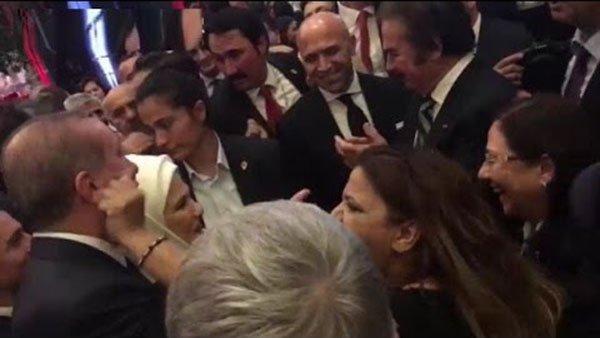 مطربة تركية تمد يدها لوجه الرئيس أردوغان أمام زوجته؟ (فيديو)