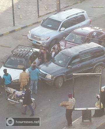 حادث مروري بسيط بصنعاء يقطع حركة السيارات لمسافات بعيدة (صور)