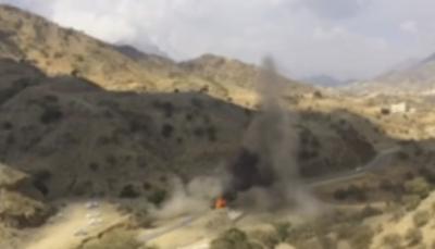 شاهد فيديو لحظة سقوط قذيفة على سيارة سعودي والحوثييون يعلنون اسقاط موقعين عسكريين سعوديين