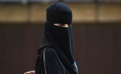 سعودي أبلغ شرطة القصيم عن اختفاء زوجته.. والأمن يصدم الزوج عندما عثر عليها وهي تقوم بهذا العمل!