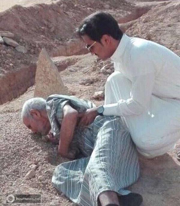 كشف تفاصيل صورة مؤثرة لمواطن يقبل قبر زوجته بالجوف