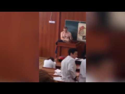 مدرّس يتعرّى بشكل كامل أمام طلابه ويثير جدلاً واسعا.. وهكذا تصرفت الطالبات حياله (فيديو)