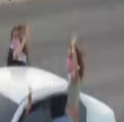 بالفيديو.. مشاهد خطرة لمفحط يستعرض بصحبة فتاتين وسط حشد كبير بالسعودية