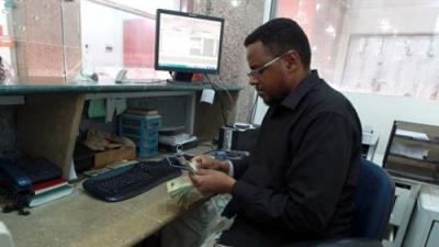 الحوثييون يوجهون ضربة لحكومة هادي ويبدأون بصرف مرتبات العسكريين في عدن