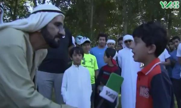 شاهد: ردة فعل محمد بن راشد عندما فاجأه طفل اثناء جولته بهذه القصيدة