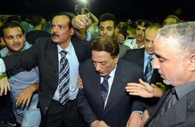 عادل إمام يتسبب بمشاجرة في عزاء محمود عبد العزيز (شاهد)