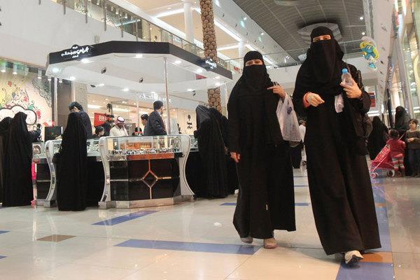 شاهد بالفيديو: فتاة سعودية تبتز صديقتها وكيف ردت الهيئة حينما لجأت إليها